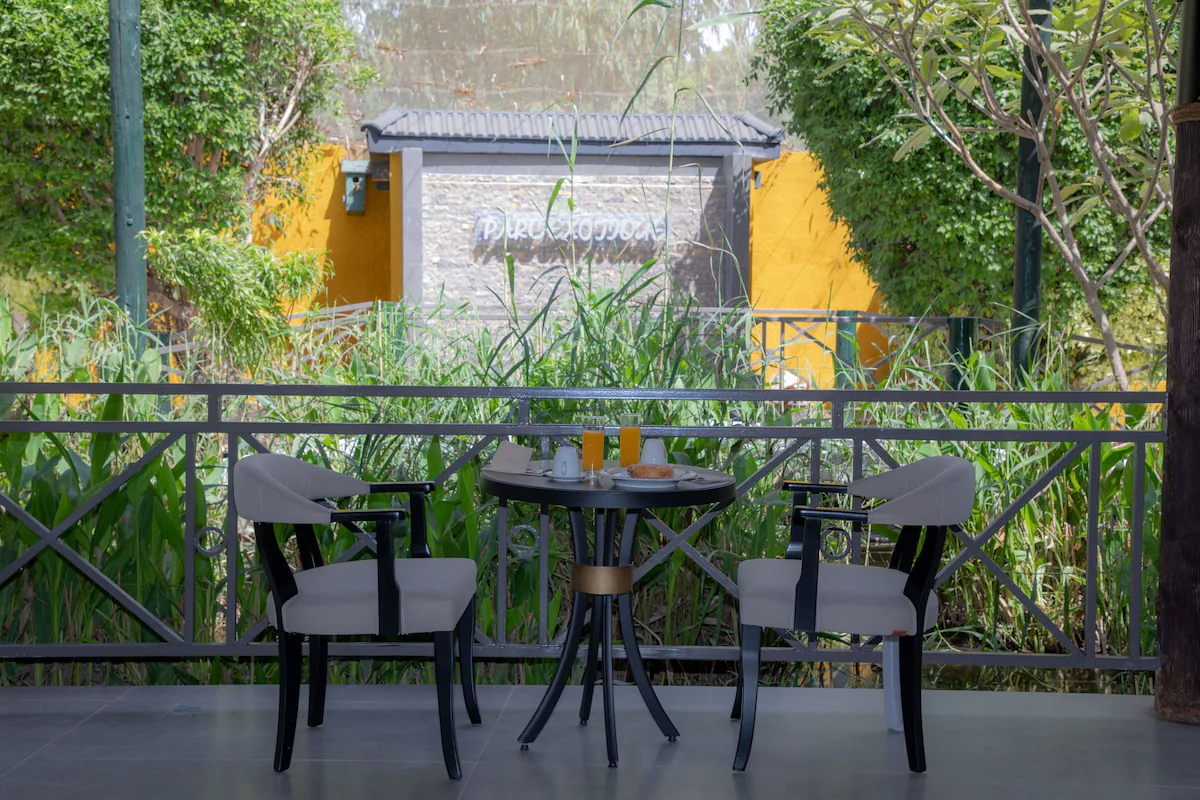 La paillote du restaurant, au bord de la piscine