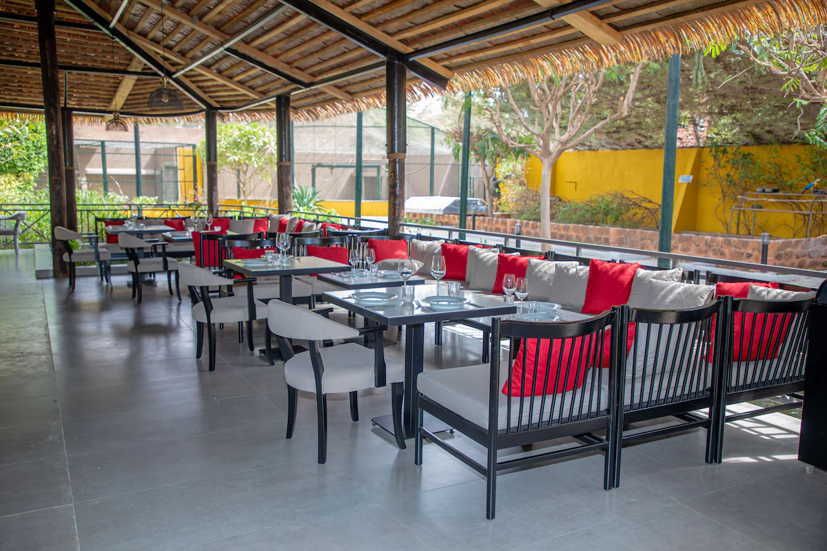 La terrasse et la paillote, où le restaurant sert ses repas